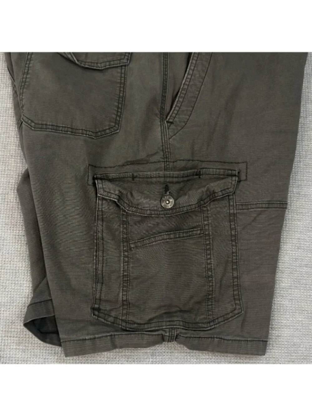 Lee Extreme Motion Swope Cargo Shorts Mens 40 Gray Relaxed Fit Mid Rise Stretch